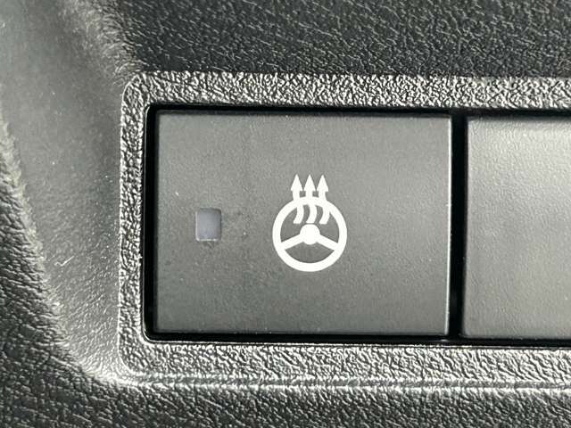 【ステアリングヒーター】冬場の寒い日に手がかじかんで運転が危険にさらされることもこれがあれば安心です！！ハンドルがじわっと暖かくなります♪