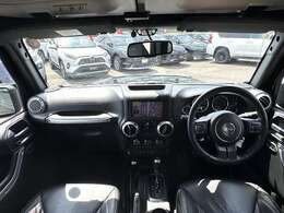 運転席はアイポイントが高く、非常に見晴らしの良いコックピットはロングドライブに最適です。