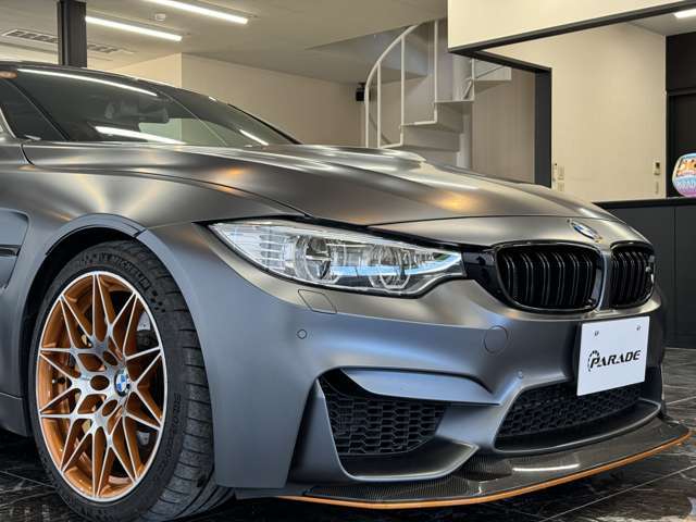 ■カーボン製のフルバケットシートは、通常の「M4クーペ」のシートに比べて、50％以上の軽量化がなされており公道では使用できませんが、6点式シートベルトも付属致します■