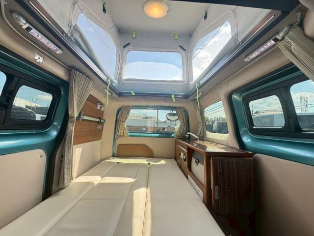 解放感のあるポップアップルーフ装備車！！下のベッドは2名でお使いいただけます。108cm×180cm