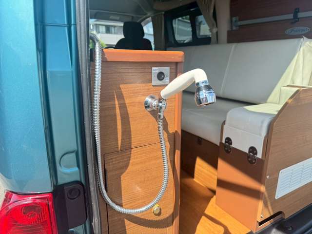 シンクは、外部シャワーとしても活用いただけます。夏お出掛けの際に大活躍しますね。