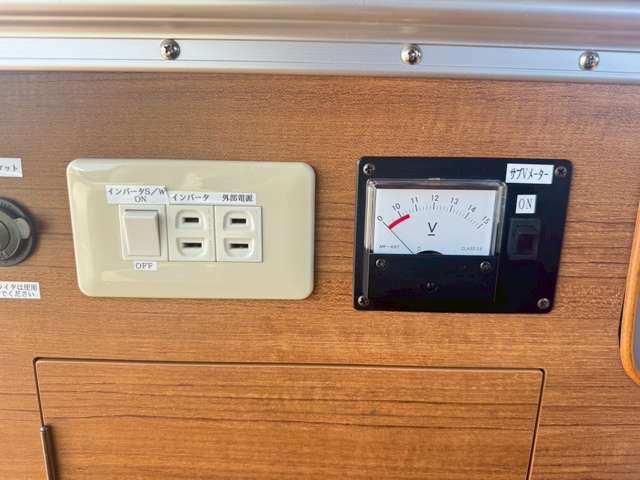 各電源スイッチが綺麗に配置されています。わかりやすいように、各種テプラ付き。