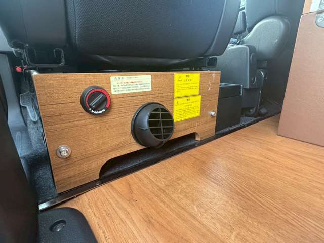 寒い日に最適なFFヒーターを装備しています。信頼性の高いベバスト社製です。車両の燃料タンクより燃料を取るので、別にポリタンクなどを社内に設置することがないので安全で安心です。