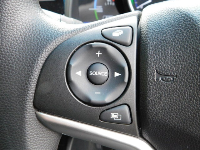 ハンドルの左手部のスイッチを操作することで　オーディオのモード、チャンネル、ボリュームのコントロールができます。手を離さずに操作できるので安全に運転できます。
