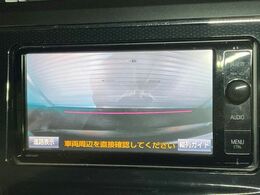 【バックカメラ】駐車時に後方がリアルタイム映像で確認できます。大型商業施設や立体駐車場での駐車時や、夜間のバック時に大活躍！運転スキルに関わらず、今や必須となった装備のひとつです！
