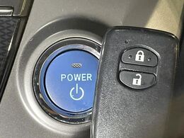 【スマートキー】カバンやポケットに入れたままでもドアの施錠・解錠が可能なスマートキーを装備。エンジンのオン・オフ時もカギを取り出す必要が無いからとっても便利です♪