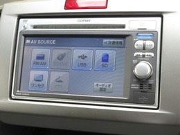 ナビゲーションはギャザズメモリーナビ（VXM-128VS）を装着しております。AM、FM、CD、DVD再生、ワンセグTVがご使用いただけます。初めて訪れた場所でも安心ですね！