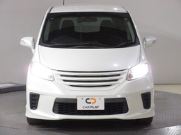 太陽光に近い青白くとっても明るい『ディスチャージヘッドライト』付き！とっても明るく遠くまで光が届きますから夜間や雨の日のドライブには心強い装備ですね～。