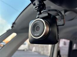 【ドライブレコーダー】映像・音声などの運転中の記録を残します。事故などを起こした起こされた時の証拠になりえますので、もしも時でも安心ですね。