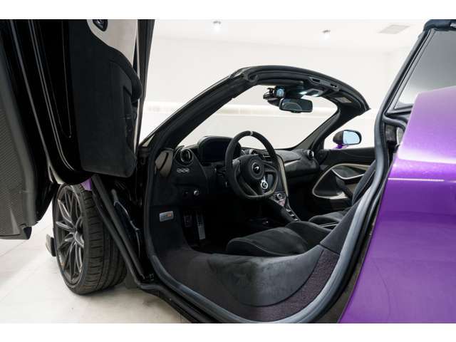 ディヘドラルドアによる乗り降りのしやすさを実車にてご体感ください。
