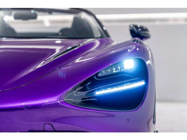LEDヘッドライトはマクラーレン・スピードマークロゴをイメージしたデザインとなっています。
