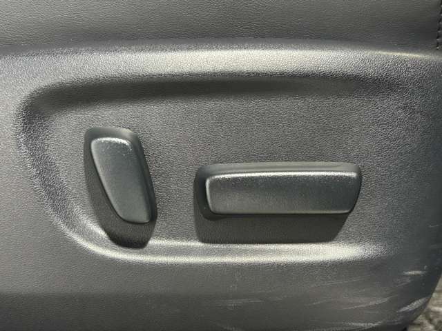 【電動パワーシート】最適なシートポジションを提供し快適にお過ごしいただけ、助手席は足元にお荷物を置いてもゆとりのある空間です。