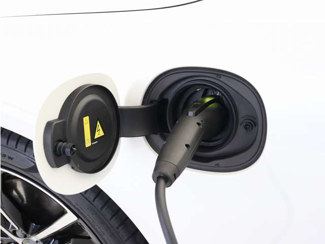 専用コードを接続するだけで簡単に充電が行えます。プラグインハイブリッドモデル Recharge Ultimate T8 AWDは、走行中の充電のほか、自宅などに設置された充電機器からの充電が可能です。