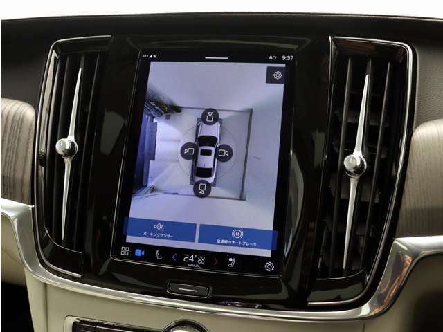リアカメラによる後方の確認だけでなく、真上から見下ろすバードアイ映像を映し出す360度ビューカメラで、自車周辺の詳細な状況を確認できます。見通しが悪く狭い場所で車を取り回す際には心強い味方となります。