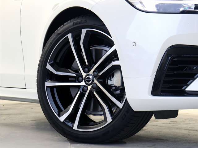 ダイヤモンドカット/ブラック5ダブルスポーク 8.5J×20インチルミホイール。衝突回避・被害軽減ブレーキシステムやパイロット・アシストなど、数多くの先進安全・運転支援機能を標準装備。