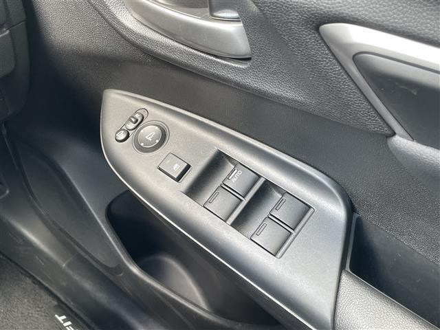 【電動格納ミラー】スイッチ操作により電動で格納（折りたたむ）されるミラーのこと。