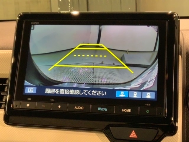 リバースギアに入れるだけで後方の表示へ切り替わります。夜間や雨の日の駐車も楽になりますよ。