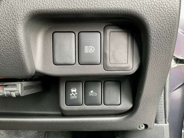 運転席右側に各種スイッチが集約されています！！