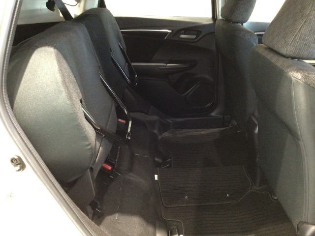 リアシート座面を持ち上げると、背の高い荷物を積むのに便利なトールモードに変身します！多彩なシートアレンジで使い勝手良好！