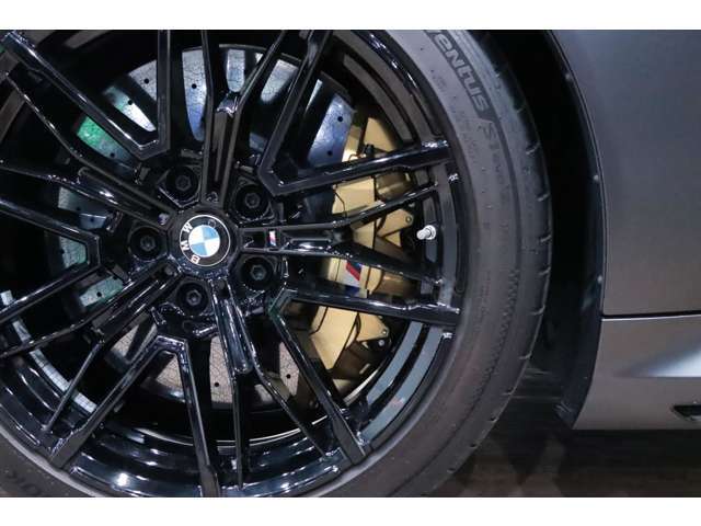 Mレース・トラック・パッケージ(￥1,557,000)専用Mカーボン・セラミック・ブレーキ(ゴールド・キャリパー)装備！！