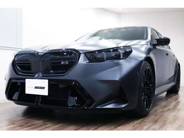 正規ディーラー車　BMW　M5　右ハンドル　フローズン・ディープ・グレーメタリック/レザー・メリノ(バイカラー)・レッド/ブラック