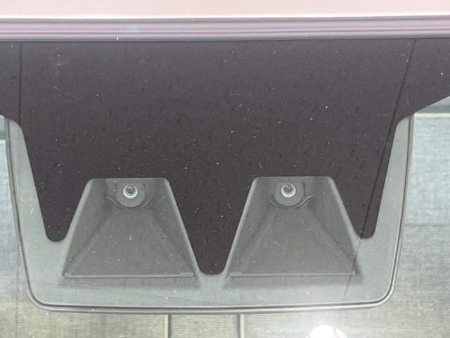 【スマートアシスト】走行中に前方の車両等を認識し、衝突しそうな時は警報とブレーキで衝突回避と被害軽減をアシスト。より安全にドライブをお楽しみいただけます。