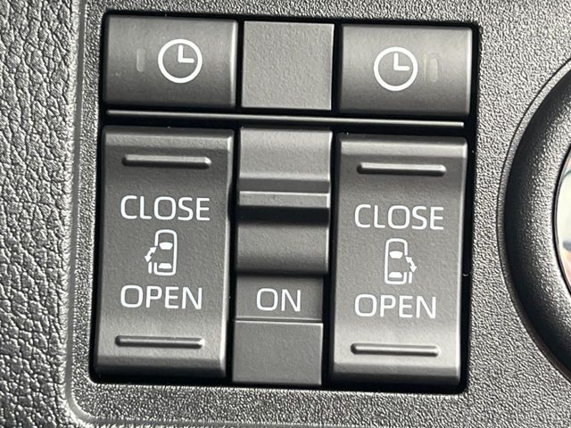【両側パワースライドドア】スマートキーや運転席のスイッチで後席両側スライドドアの開閉が可能♪電動だから力を入れてドアを開ける必要が無く、小さなお子様でも簡単に開け閉めでき快適です♪