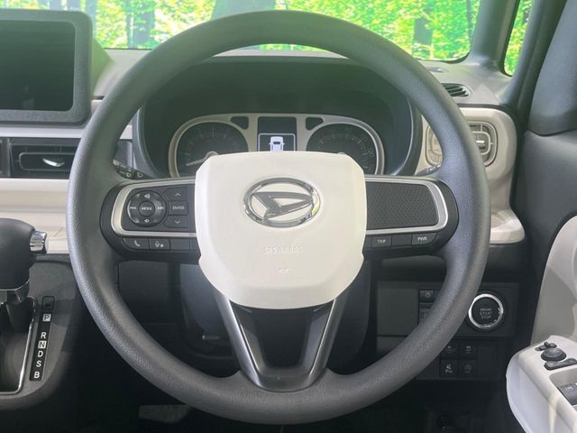 インテリアに合わせたデザインのステアリングは、運転される方のことも考え、運転しやすい形状、大きさです。是非一度、実際に触ってお確かめください。