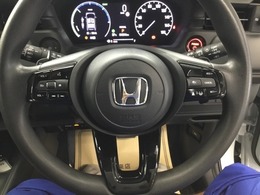 手になじむステアリングです。ステアリングの右側にはクルーズコントロール、左側がオーディオリモコンスイッチです。手元で操作できるので便利です。