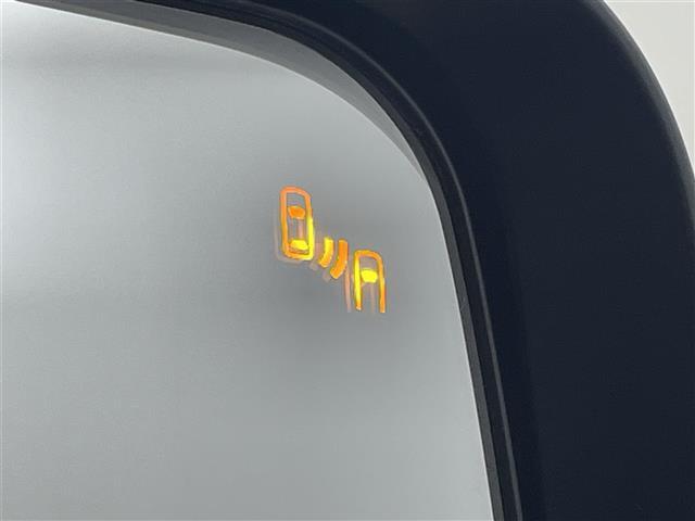 【BSM（ブラインドスポットモニター）】隣車線上の側方および後方から接近する車両を検知すると、検知した側のドアミラーが点灯。その状態でウインカーを出すと、インジケーターの点滅と警報音で警告します。
