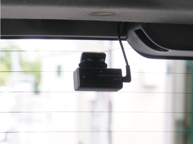 この車にはリアにもドライブレコーダーを装備しております◆映像・音声などを記録する自動車用の装置です。　もしもの事故の際の記録はもちろん、旅行の際の思い出としてドライブの映像を楽しむことができます。