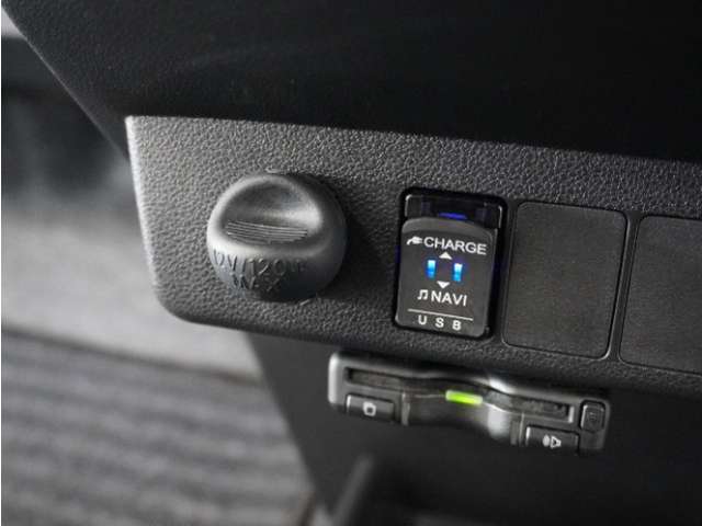 スマートフォンの充電等にも便利な電源ソケットも使いやすい場所に装備されています。
