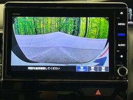 【バックカメラ】駐車時に後方がリアルタイム映像で確認できます。大型商業施設や立体駐車場での駐車時や、夜間のバック時に大活躍！運転スキルに関わらず、今や必須となった装備のひとつです！