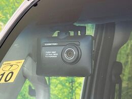 【ドライブレコーダー】安心・安全なカーライフに必須のドライブレコーダーを装備！走行中はもちろん、あおり運転や事故に遭遇した際の状況も映像で記録し、万一のリスクに備えます。