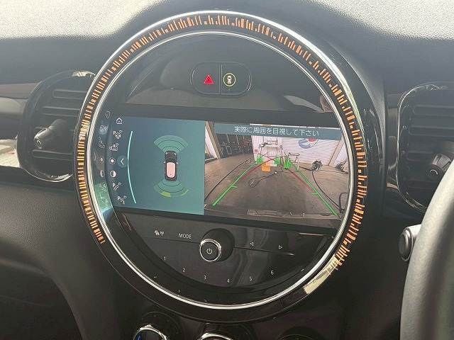 【バックカメラ】装備。後方確認に役立ち、楽々駐車やバックをしていただけます。