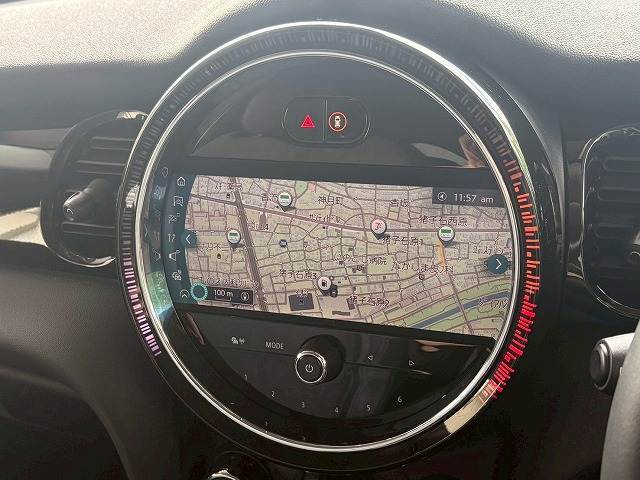 先進のBMW　タッチパッド付きi-driveとほぼ同性能のHDDナビゲーションになります。USBインターフェースやブルートゥースオーディオなど様々な先進機能をお楽しみいただけます。