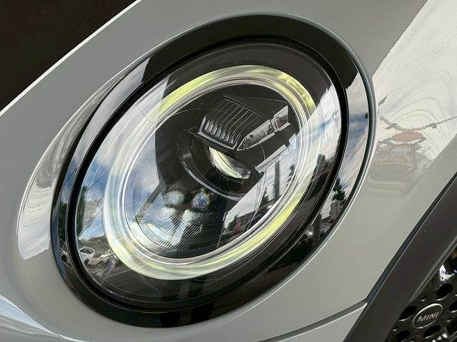 【LEDヘッドライト】です。現在主流のヘッドライトで明るいので視認性が良く安全です。明るさとかっこよさをお楽しみください。