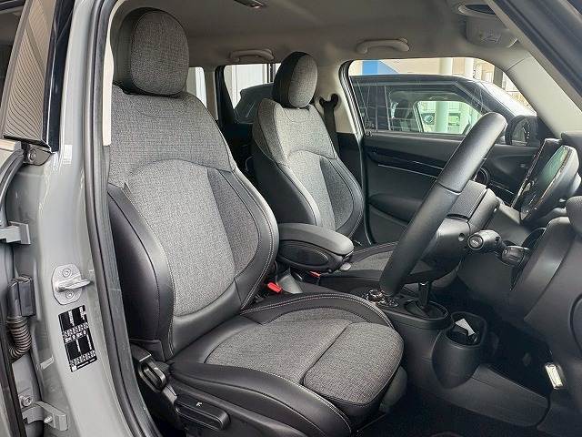 車内もキレイで嫌な臭いもありません！ご納車後の臭いが付きにくくなる「空気触媒コーティング」もご用意しております。愛車を大切に乗って頂く、お子様がいらっしゃるお客様にご好評いただいております。
