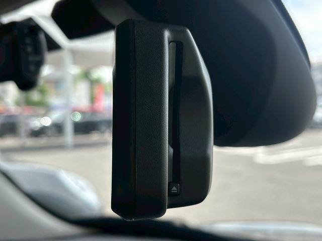 MINI純正の【ミラー一体型ETC】が装備されております！ETC2.0対応で高速道路と自動車がリアルタイムで情報連携し、渋滞迂回ルートや安全運転をサポート！便利で快適なドライブを手助けします！