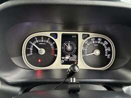 スピードメーターもシンプルで見やすいです。