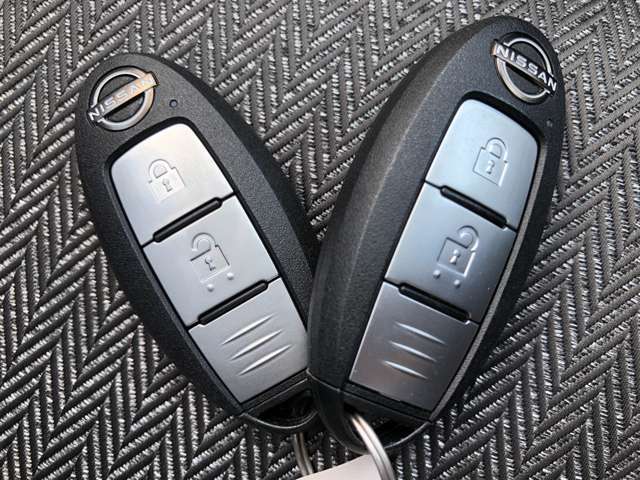 【 インテリジェントキー 】 キーを持っていればエンジン始動でき、ドアノブのボタンで車の鍵の開錠と施錠もできます。キーを取り出す手間がなくなります。