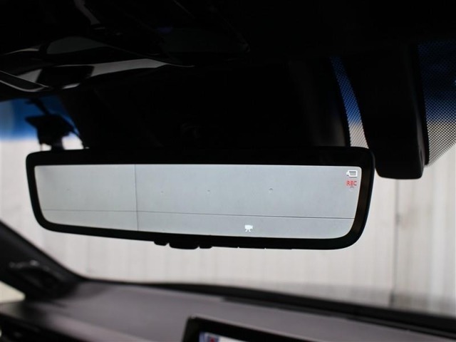 デジタルインナーミラー(前後方録画機能付)が装備されています。車両後方カメラの映像をミラー内のディスプレイに表示。車両前後のカメラで撮影した映像をデジタルインナーミラー内のSDカードに録画します。