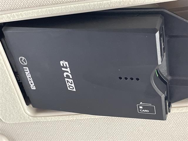 【ETC】有料道路を利用する際に料金所で停止することなく通過できる、ETC車載器（ノンストップ自動料金収受システム機器）が装備されています。セットアップを行うことで利用可能になります。
