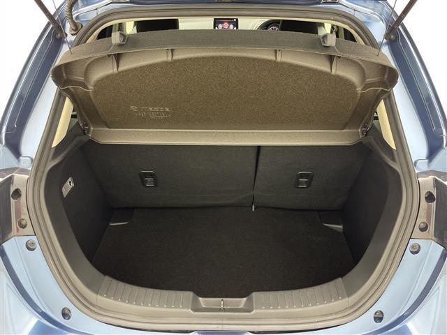 【トランク】積み込みやすくて、たっぷり積める荷室です。シートアレンジできるものは、乗車人数と荷物の量や大きさによってシートを動かすことができるので、より快適なドライブが可能です！