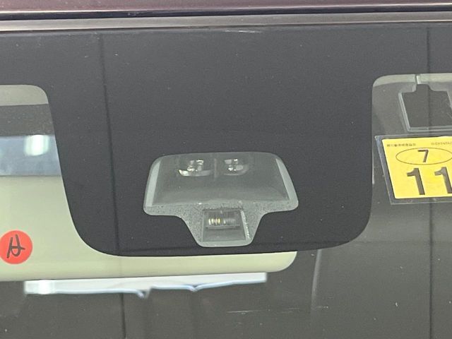 【スズキ　セーフティサポート】走行中に前方の車両等を認識し、衝突しそうな時は警報とブレーキで衝突回避と被害軽減をアシスト。より安全にドライブをお楽しみいただけます。