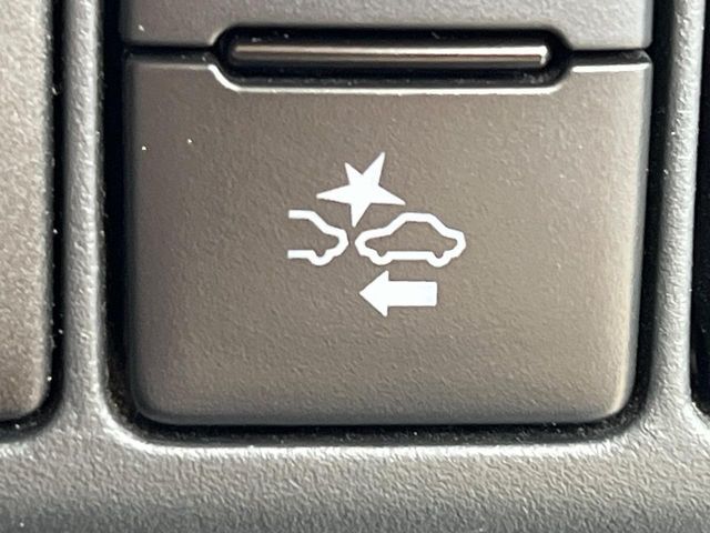 【トヨタセーフティセンス】走行中に前方の車両等を認識し、衝突しそうな時は警報とブレーキで衝突回避と被害軽減をアシスト。より安全にドライブをお楽しみいただけます。