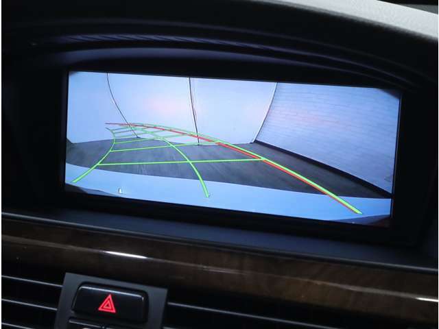 BMW専用AVインターフェイスキットを装着し、ダイナミックガイドラインを表示するトランクハンドル一体型リアビューカメラを追加装備済み。明るい映像で夜間でも綺麗に映し出します。