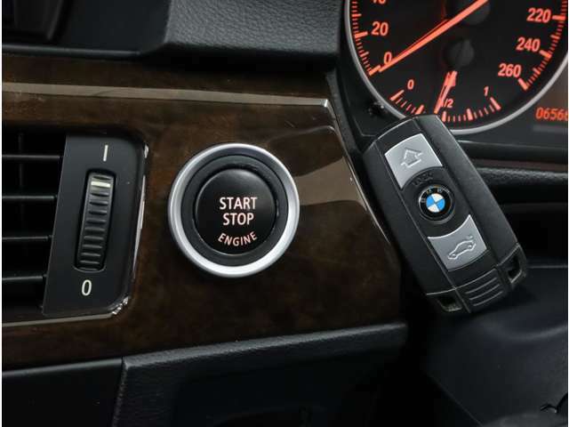 キーを所持していれば、ドアハンドルへのタッチ操作だけでドアを開錠＆施錠、スタートボタンの操作だけでエンジン始動が可能な、BMWのスマートキー「コンフォートアクセス」が標準装備されています。