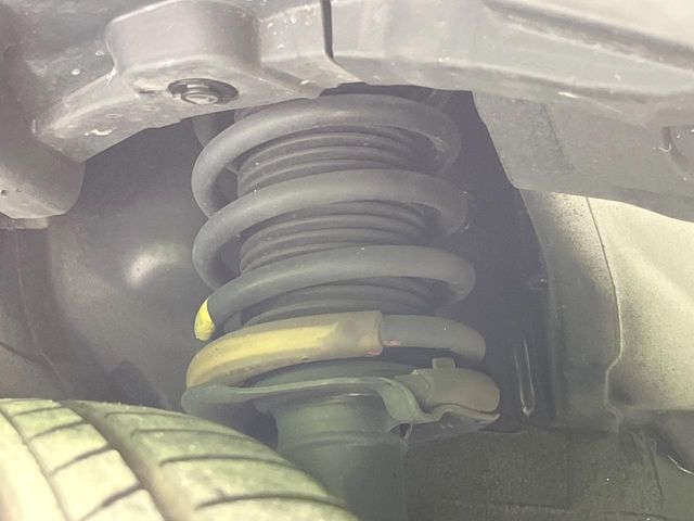 お車を安心してお乗りいただく為には、足回りの定期点検が欠かせません。サービスサポート（有償保証）では無料点検もご提供しており、安心のカーライフをお過ごしいただけるサポート体制が整っています。