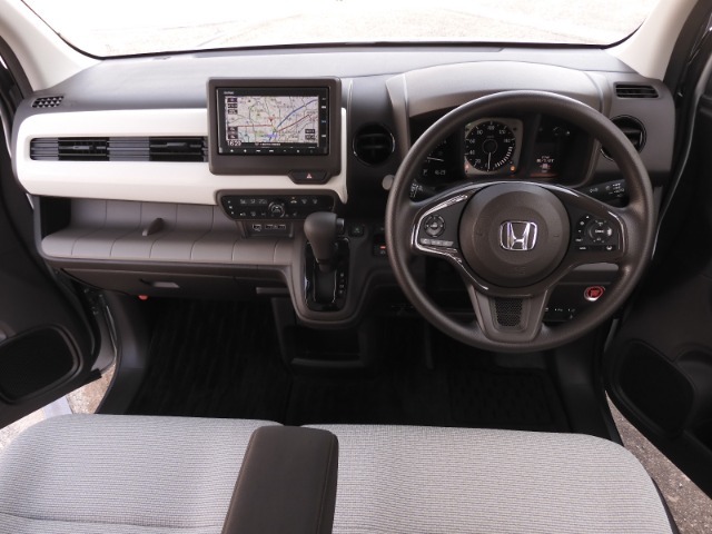 視界広々で非常に運転しやすくロングドライブでも疲れを感じさせないすっきりとまとまったインパネ周りです。
